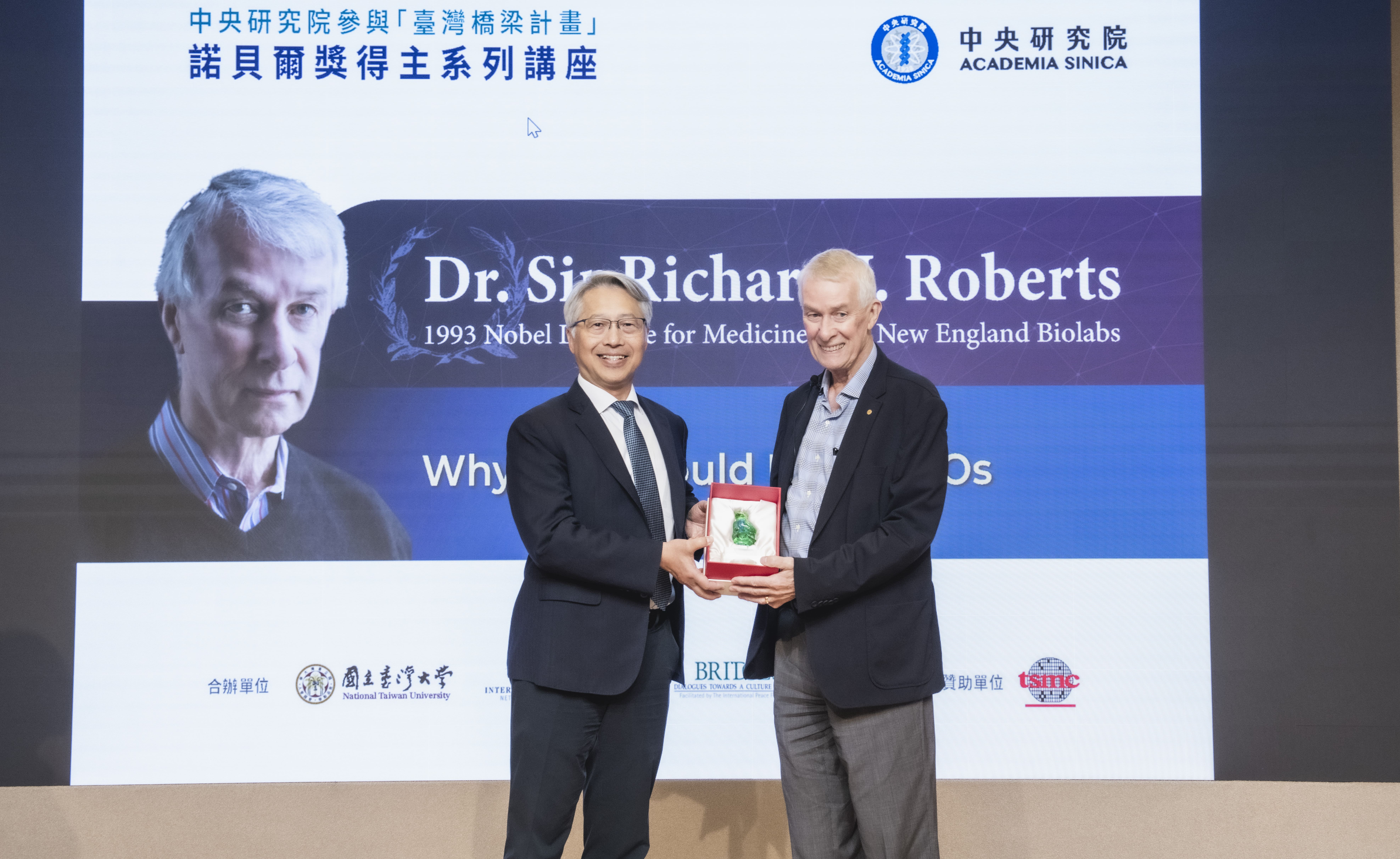 中研院廖俊智院長與理察．羅伯茨爵士(Dr. Sir Richard J. Roberts)合影。（圖片來源：中央研究院）